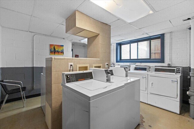 541 W Oakdale Ave in Chicago, IL - Building Photo - Building Photo