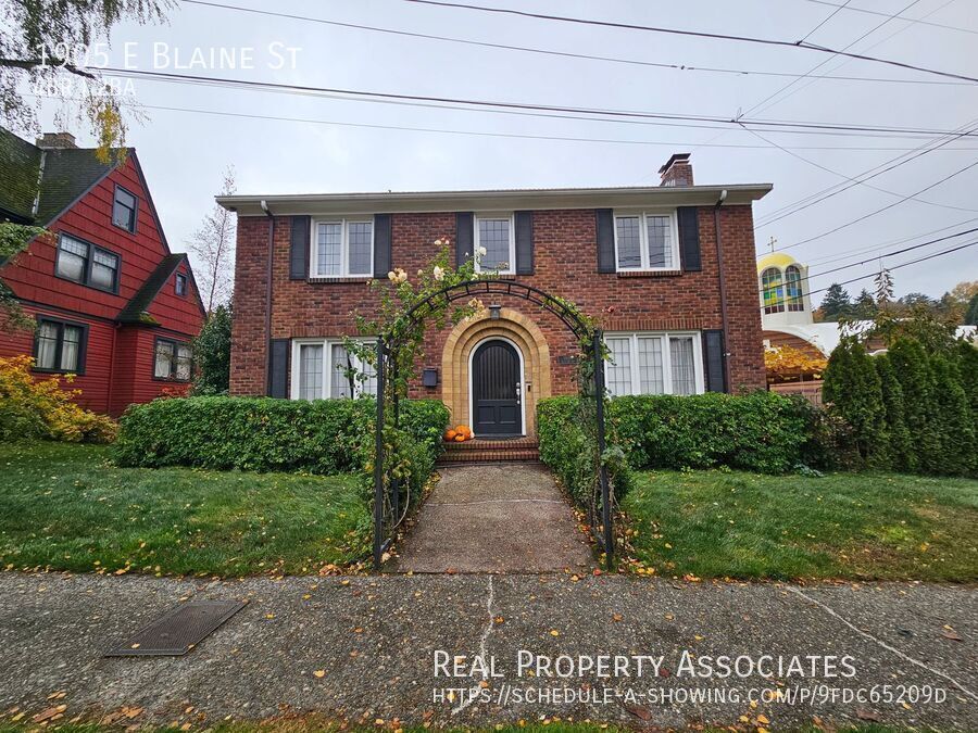 1905 E Blaine St in Seattle, WA - Building Photo