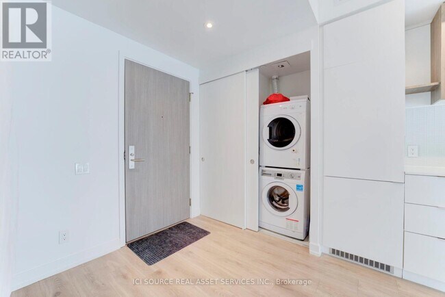 161 Roehampton Ave in Toronto, ON - Building Photo - Building Photo