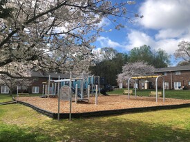 Springview Apartments in Atlanta, GA - Building Photo