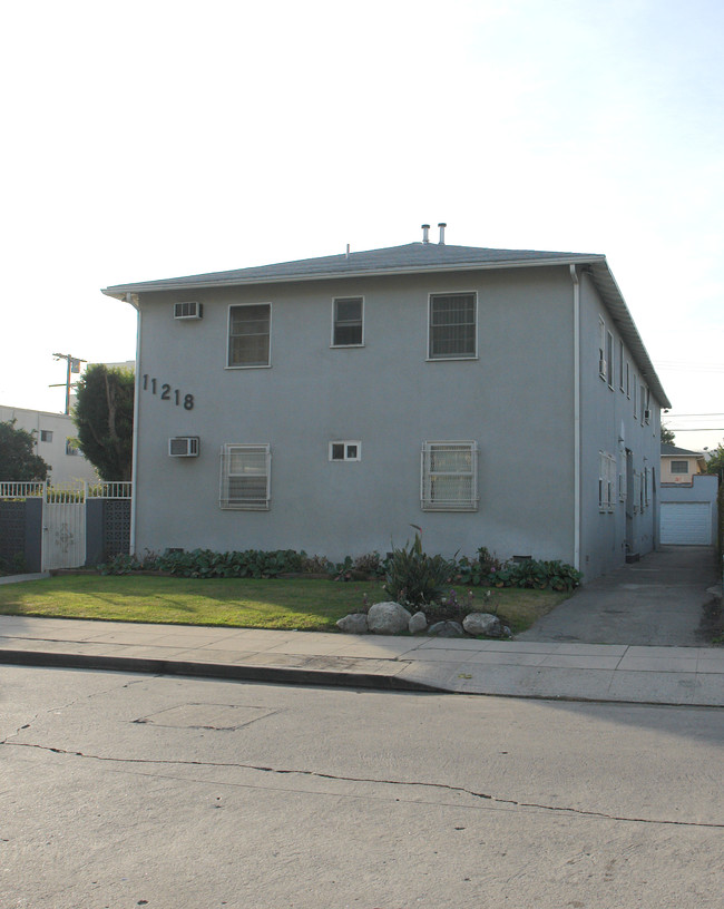 11218 Morrison St in North Hollywood, CA - Foto de edificio - Building Photo