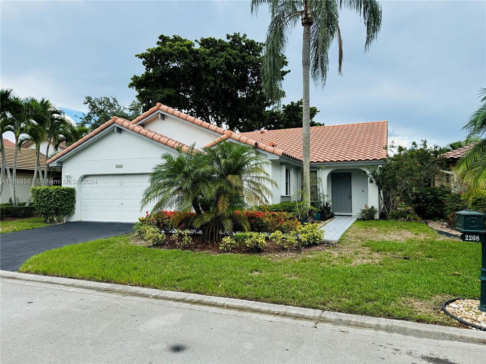 2208 Charleston in Weston, FL - Building Photo