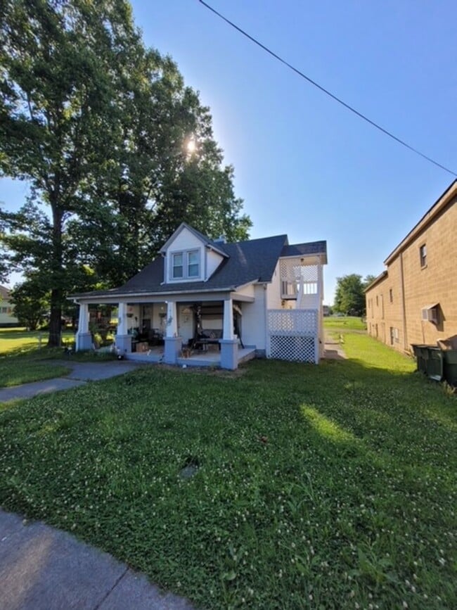 property at 1411 E Harper Ave