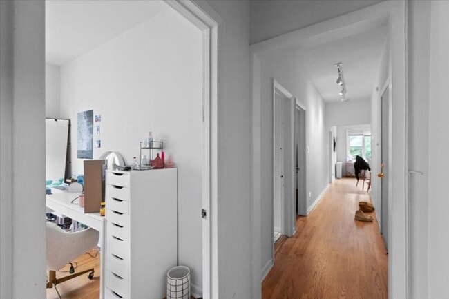 2453 N Clark St in Chicago, IL - Building Photo - Building Photo