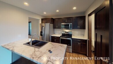 3 Bedroom 1.5 Bathroom Townhome w/ Double Stall Attached Garage on the West side of Sioux Falls in Sioux Falls, SD - Building Photo - Building Photo