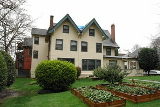 2375 NW Glisan St in Portland, OR - Foto de edificio - Building Photo