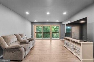 18802 Walkers Choice Rd in Montgomery Village, MD - Building Photo - Building Photo