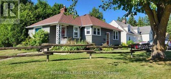 61 Roxborough Rd in Newmarket, ON - Building Photo