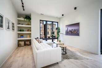 2135 W Cermak Rd in Chicago, IL - Building Photo - Building Photo