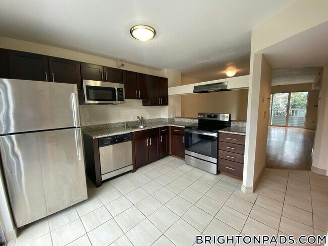 140 N Beacon St, Unit B3 in Boston, MA - Foto de edificio - Building Photo