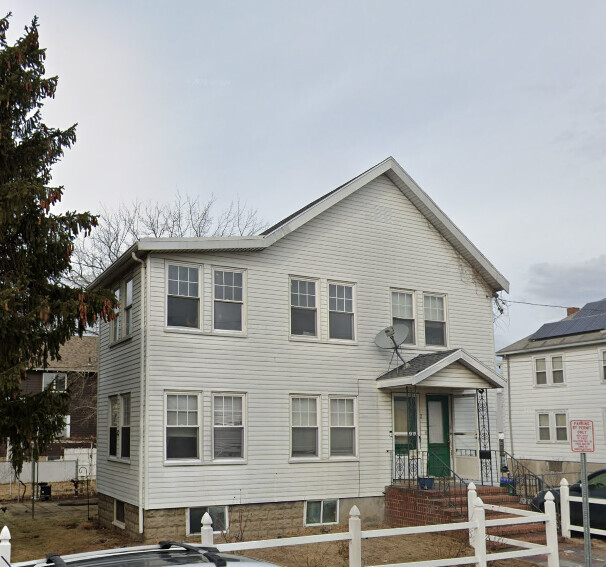 2 Goldsmith Ave in Medford, MA - Foto de edificio