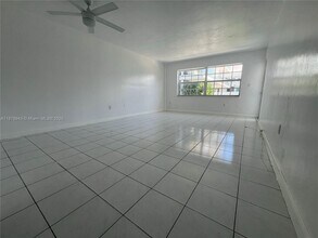 325 Ocean Dr in Miami Beach, FL - Building Photo - Building Photo