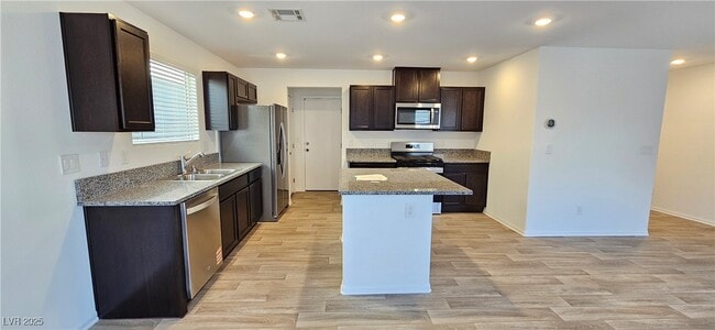 6071 Swift Lariat St in Las Vegas, NV - Building Photo - Building Photo