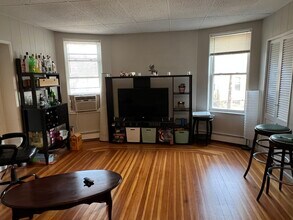 158 Holland St, Unit 1 in Somerville, MA - Foto de edificio - Building Photo