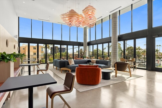 Monroe in San Diego, CA - Foto de edificio - Building Photo