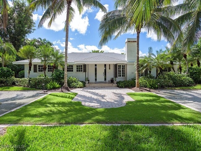 206 1st Ave N in Naples, FL - Foto de edificio - Building Photo