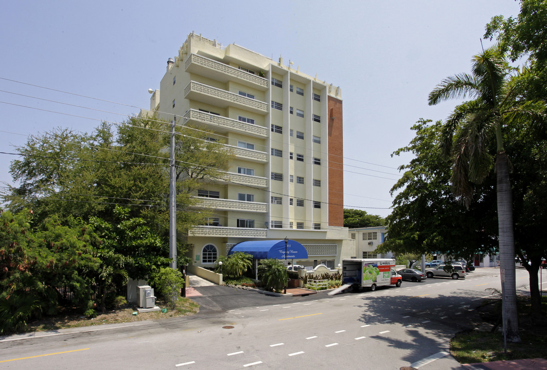 Regency House Apartments in Miami Beach, FL - Building Photo