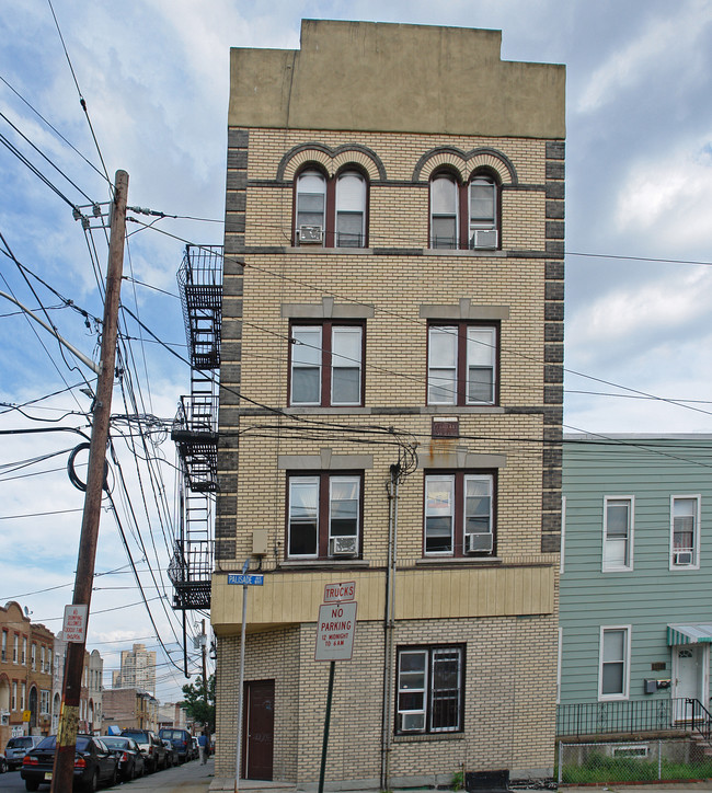 335 67th St in West New York, NJ - Foto de edificio - Building Photo