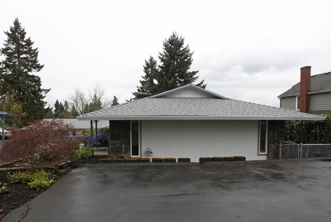 Lisa Villa in West Linn, OR - Foto de edificio - Building Photo