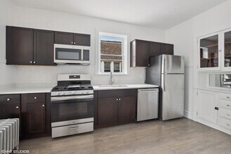 3115 N Davlin Ct, Unit 2 in Chicago, IL - Building Photo - Building Photo