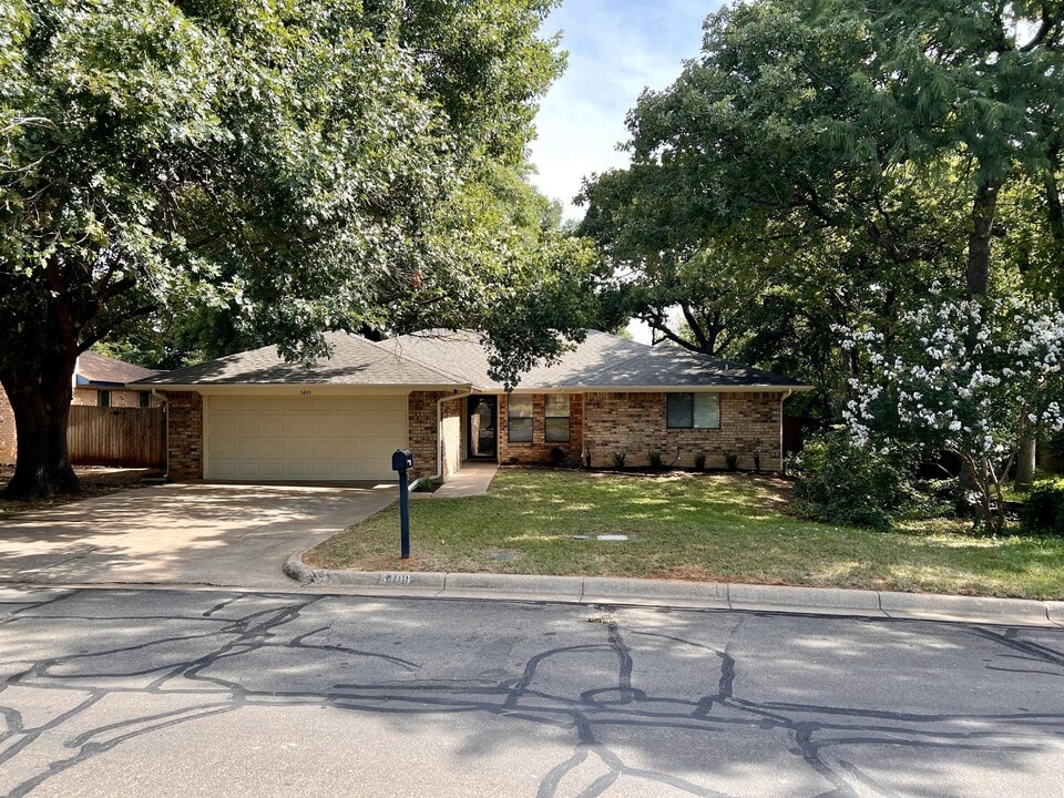 5409 Parliament Dr in Arlington, TX - Building Photo