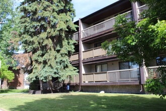 Chinook Place in Calgary, AB - Building Photo - Building Photo