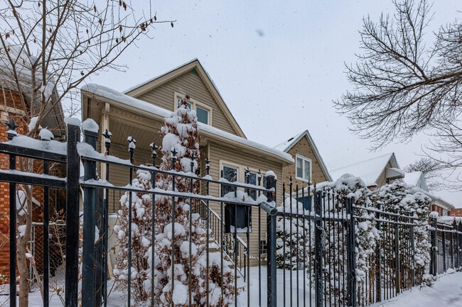 2446 W 69th St in Chicago, IL - Building Photo - Building Photo