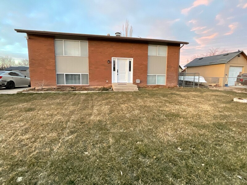 324 W 2300 S in Clearfield, UT - Building Photo