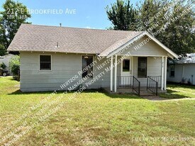 212 E Brookfield Ave in Ponca City, OK - Building Photo