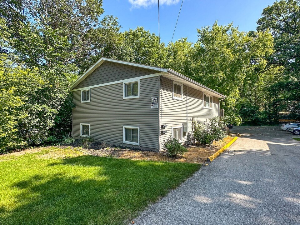 3010 Oakland St in Ames, IA - Building Photo