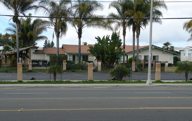 400 N Melrose Dr in Vista, CA - Foto de edificio - Building Photo