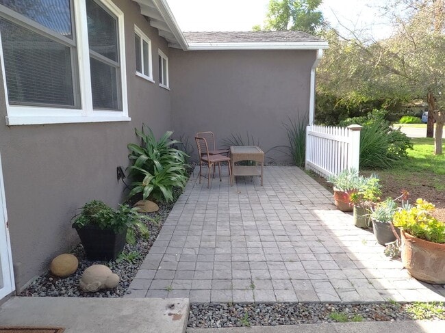 906 S Gilbert St in Fullerton, CA - Foto de edificio - Building Photo