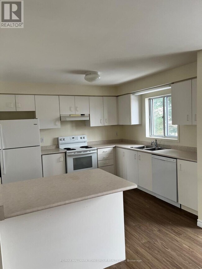 490 Veterans Dr in Barrie, ON - Building Photo - Building Photo