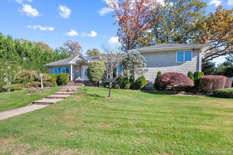 25 Belmont Dr W in Roslyn Heights, NY - Building Photo