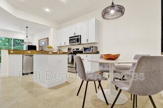124 W Prive Cir in Delray Beach, FL - Building Photo - Building Photo