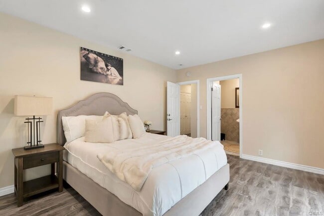 19419 Oxnard St in Los Angeles, CA - Building Photo - Building Photo