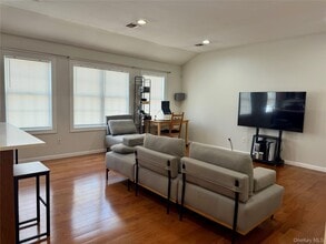 38 Manorhaven Blvd in Port Washington, NY - Building Photo - Building Photo