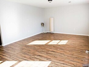 10 Elm Ct, Unit 2 in Bayonne, NJ - Foto de edificio - Building Photo