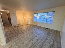 1322 N Baker Ave in East Wenatchee, WA - Building Photo