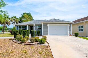 1329 Paradise Dr in Lady Lake, FL - Building Photo