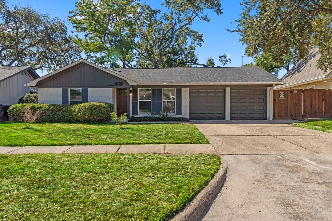 4135 Hill Oak Dr in Houston, TX - Building Photo