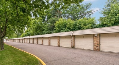 Royal Oaks Apartments in New Hope, MN - Foto de edificio - Building Photo