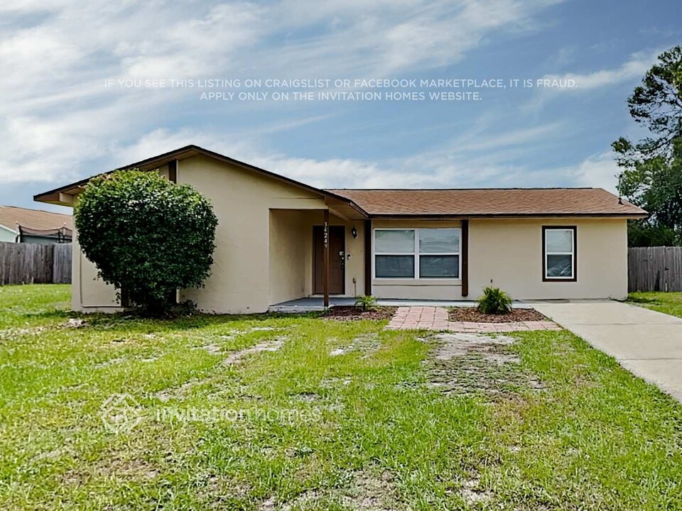 34249 Laralack Ave in Leesburg, FL - Building Photo