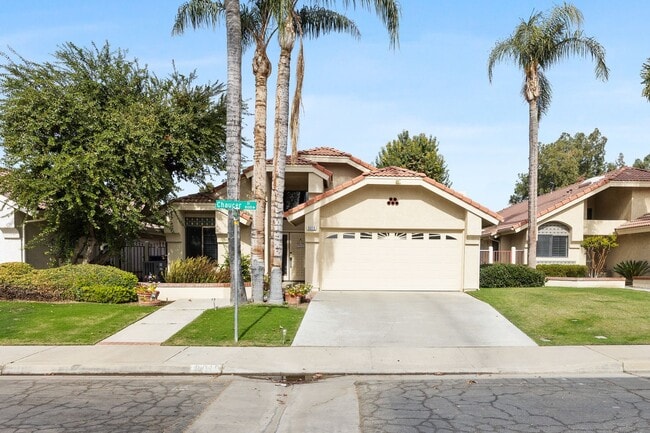 8016 Chaucer St in Bakersfield, CA - Building Photo - Building Photo