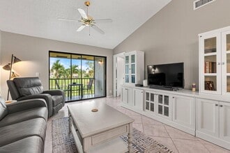 4654 Lucerne Lakes Blvd E in Greenacres, FL - Building Photo - Building Photo