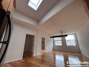 600 Columbia Rd, Unit 28 in Boston, MA - Foto de edificio - Building Photo