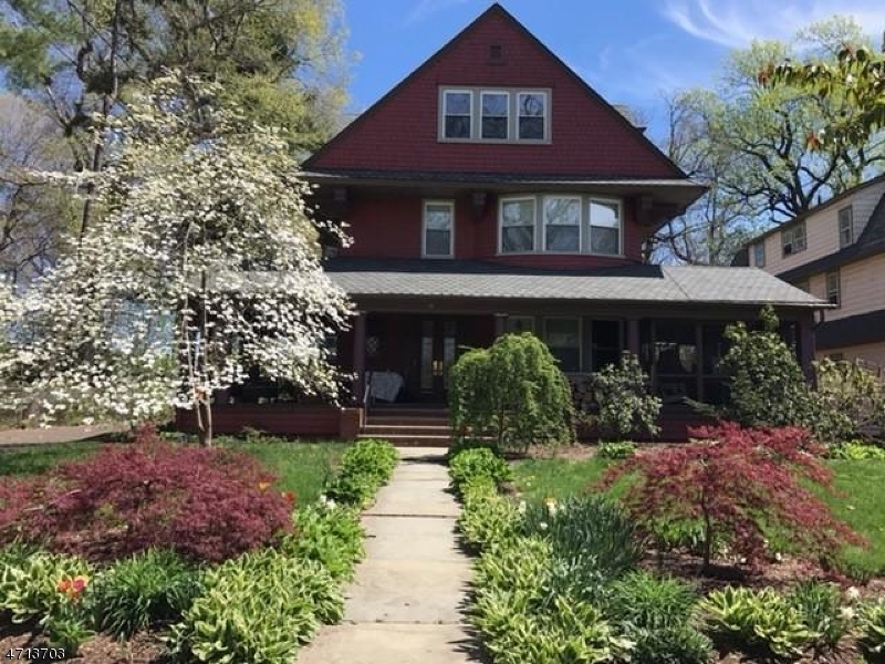 11 Clarendon Pl in Bloomfield, NJ - Building Photo