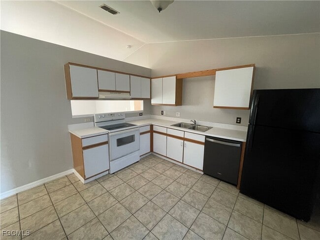 1409 SW 11th Pl in Cape Coral, FL - Building Photo - Building Photo