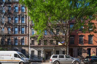 214 East 11th Street in New York, NY - Foto de edificio - Building Photo
