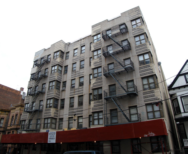 320 E 197th St in Bronx, NY - Foto de edificio - Building Photo